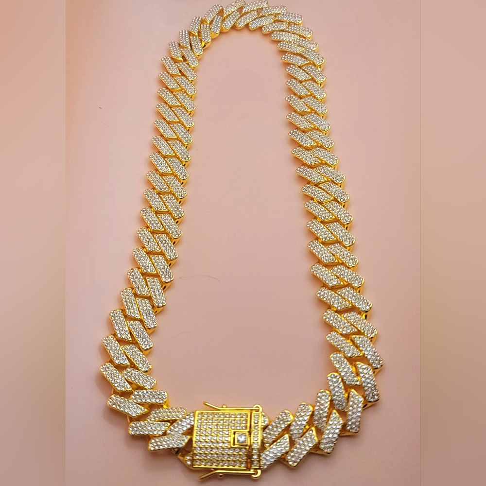 New Chunky Rhinestone & Gold Necklace